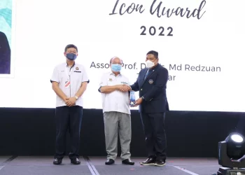 JLM honours Dr. Md Redzuan as Day of the Seafarer Icon