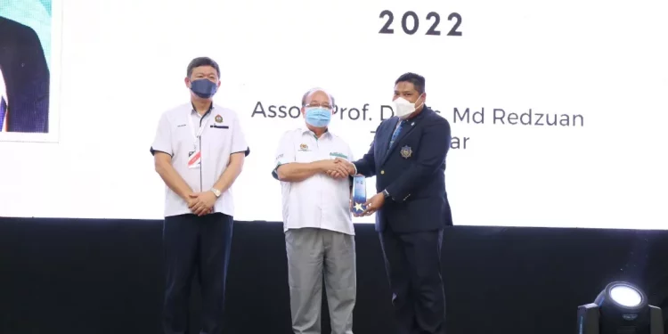 JLM honours Dr. Md Redzuan as Day of the Seafarer Icon