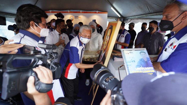 The Prime Minister signed his portrait, a special gift from UniKL.