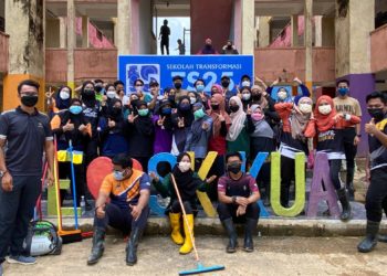 36 UniKL volunteers assist in flood clean-up in Terengganu
