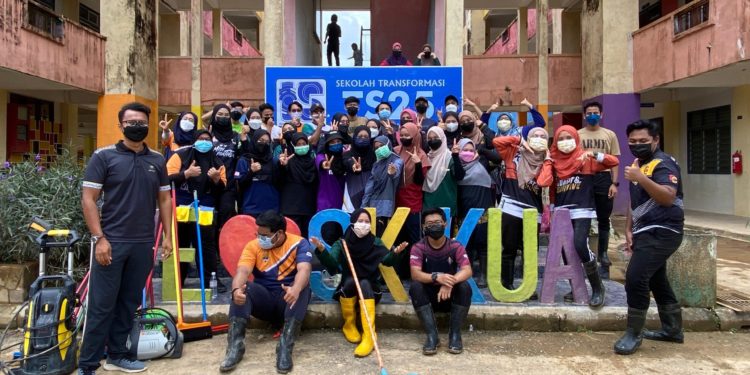 36 UniKL volunteers assist in flood clean-up in Terengganu