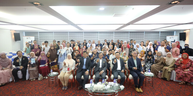 30 UniKL Children Excel in SPM 2022, 103 Staff Receive MAIWP Zakat