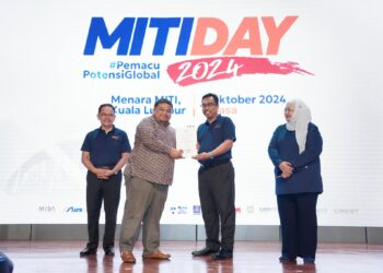 UniKL’s Dr. Muzafar earns National Standards Award