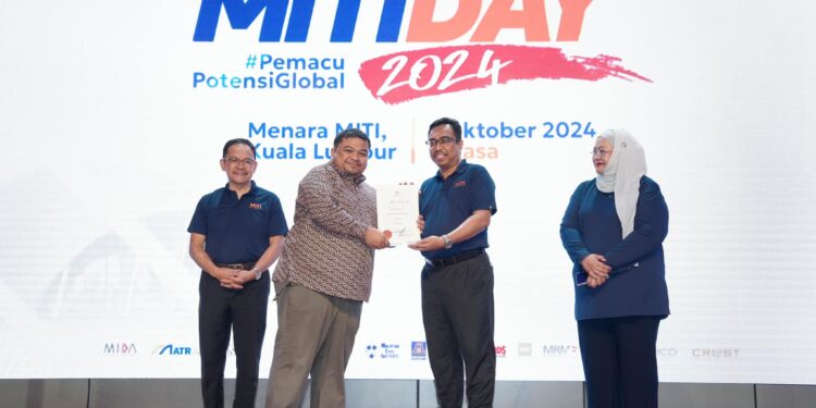 UniKL’s Dr. Muzafar earns National Standards Award