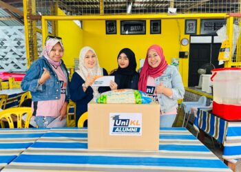 UniKL distributes Alumni CARE Box of Love to flood-affected graduates