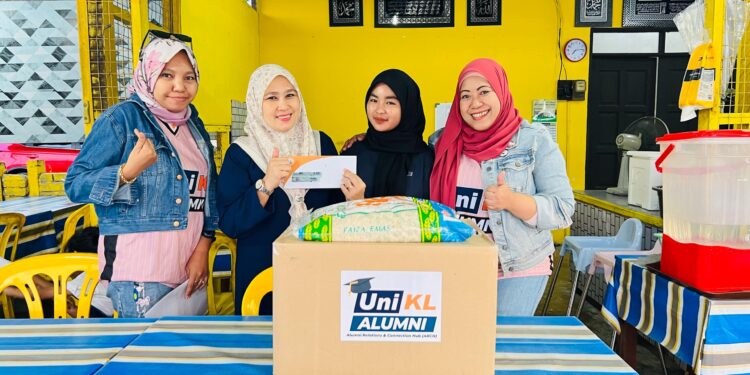 UniKL distributes Alumni CARE Box of Love to flood-affected graduates