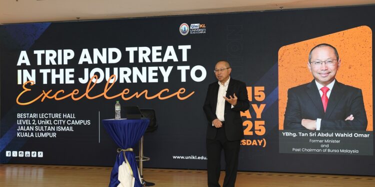 How can graduates break the low-income cycle? Tan Sri Wahid Omar’s advice