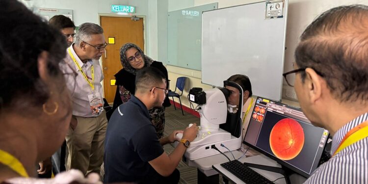 Enhancing diabetic retinopathy screening skills