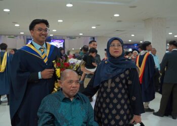 Former TV3 personality Mazidul Akmal proud to witness son’s graduation at UniKL