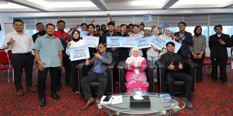 UniKL awards cash incentives to outstanding athletes