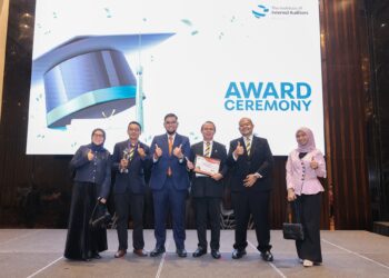 UniKL honoured with Crystal Jubilee Award for 15 years of commitment to corporate governance