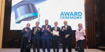 UniKL honoured with Crystal Jubilee Award for 15 years of commitment to corporate governance