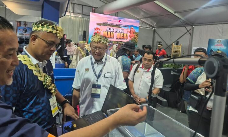 Booth visit by the Secretary General for the Ministry of Agriculture and Food Security, Datuk Seri Isham Bin Ishak and Director General of Fisheries Malaysia, Dato’ Haji Adnan Bin Hussain.